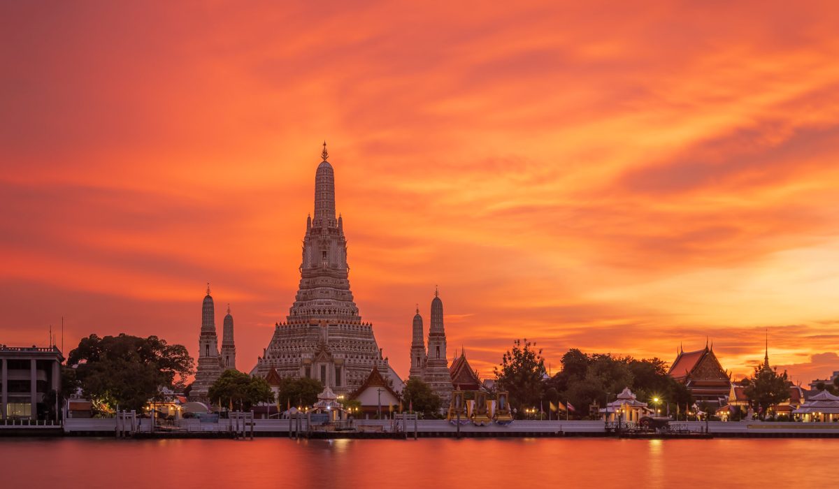 Wat Arun Ratchawararam (Temple of Dawn) and five pagodas during twilight, famous tourist destination in Bangkok, Thailand
