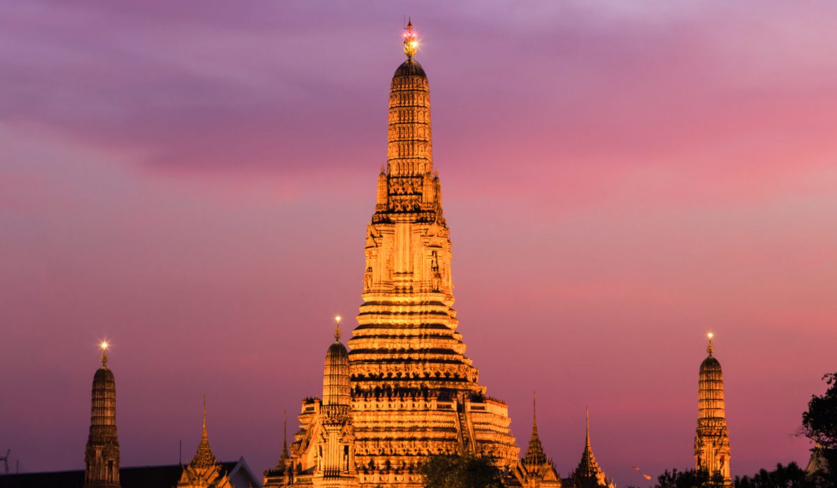Wat arun (temple of dawn) at twilight, bangkok, thailand